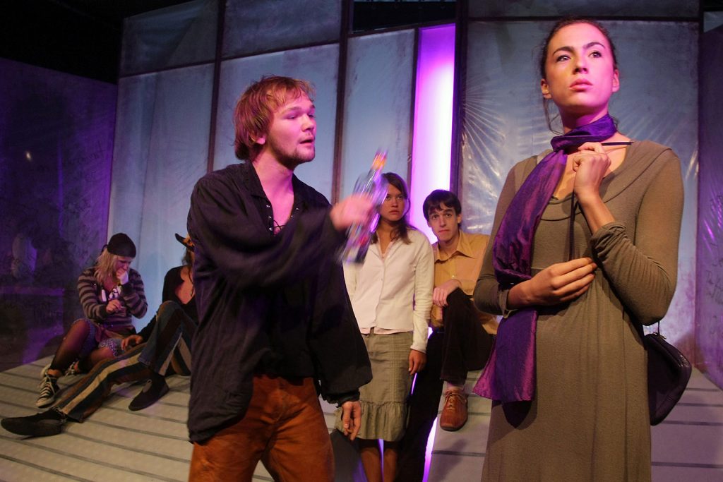 Theatertück im enovum in Lüneburg Nachts der Himmel violett und trunken Baal