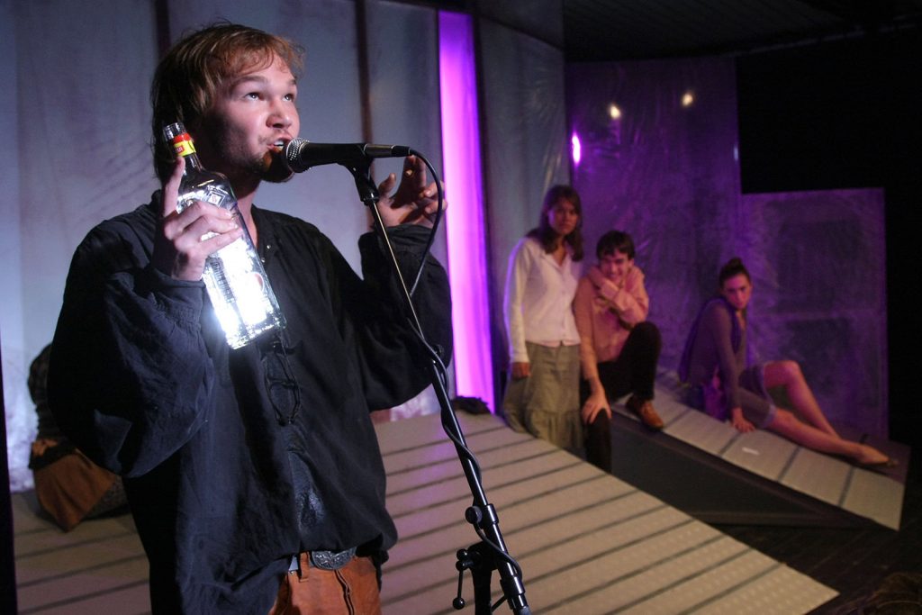 Theatertück im enovum in Lüneburg Nachts der Himmel violett und trunken Baal