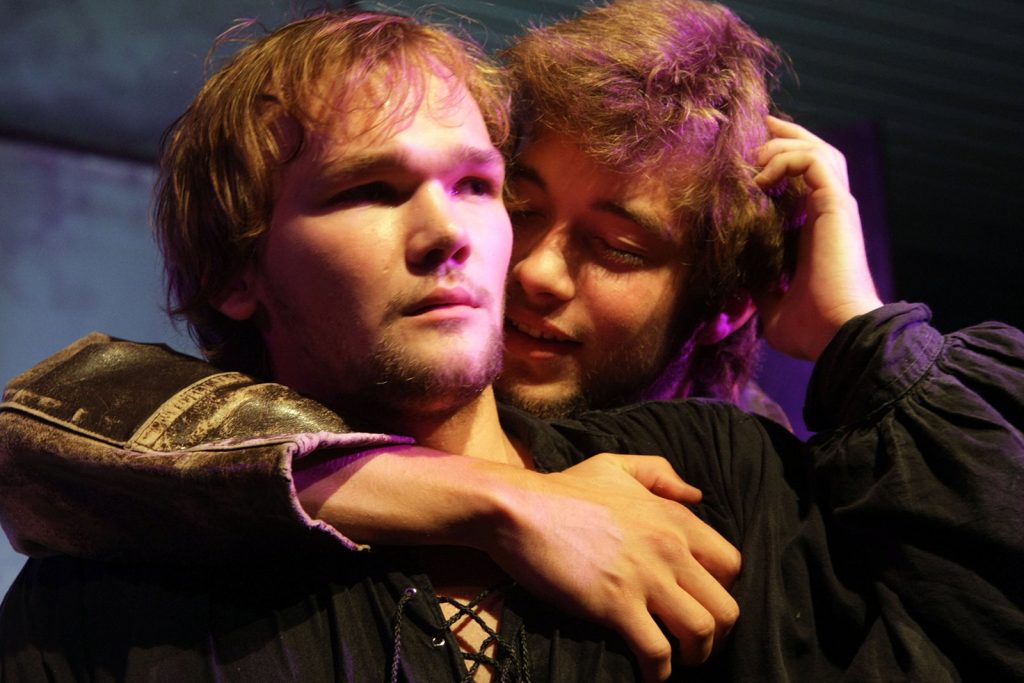 Theatertück im enovum in Lüneburg Nachts der Himmel violett und trunken Baal