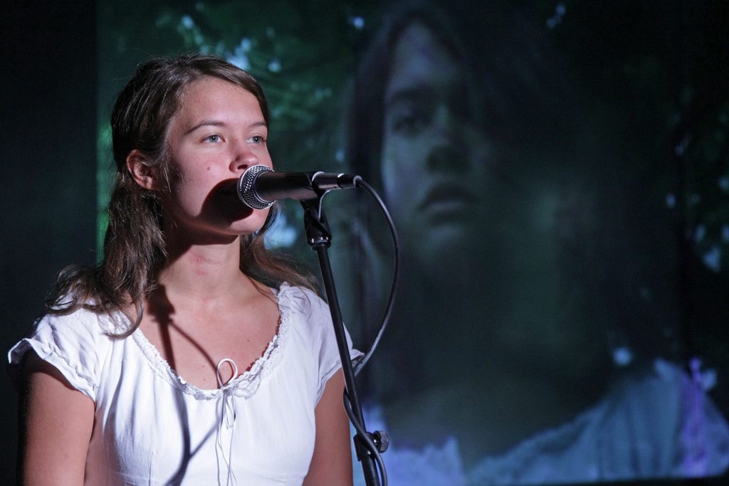 Theatertück im enovum in Lüneburg Nachts der Himmel violett und trunken Baal