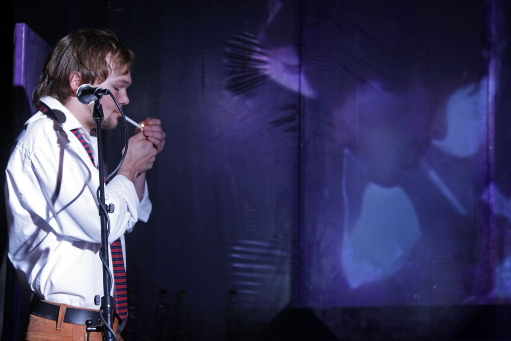 Theatertück im enovum in Lüneburg Nachts der Himmel violett und trunken Baal