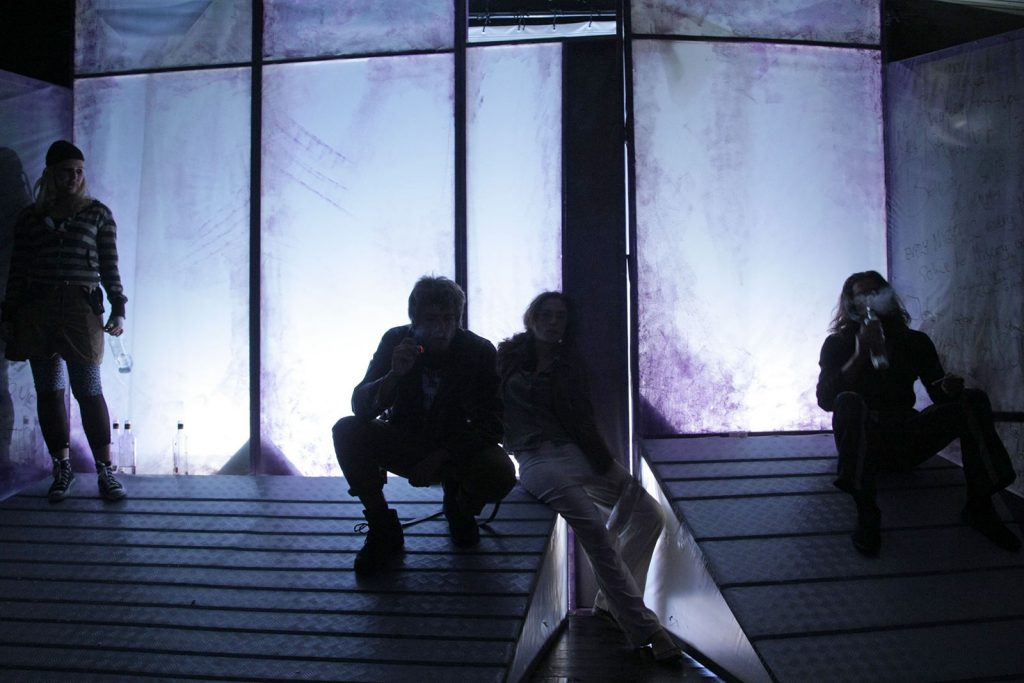 Theatertück im enovum in Lüneburg Nachts der Himmel violett und trunken Baal