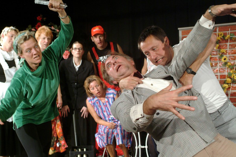 Nachbarn, Nesseln und Neurosen im theater im enovum