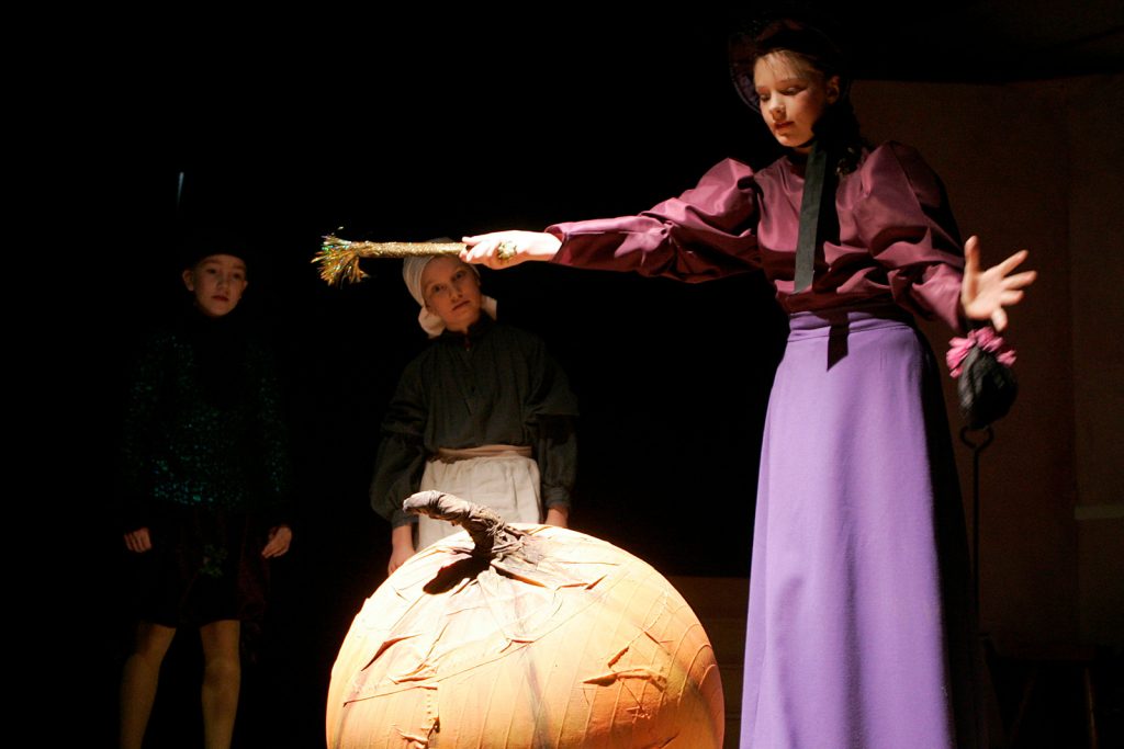 Theatertück im enovum in Lüneburg Aschenbrödel