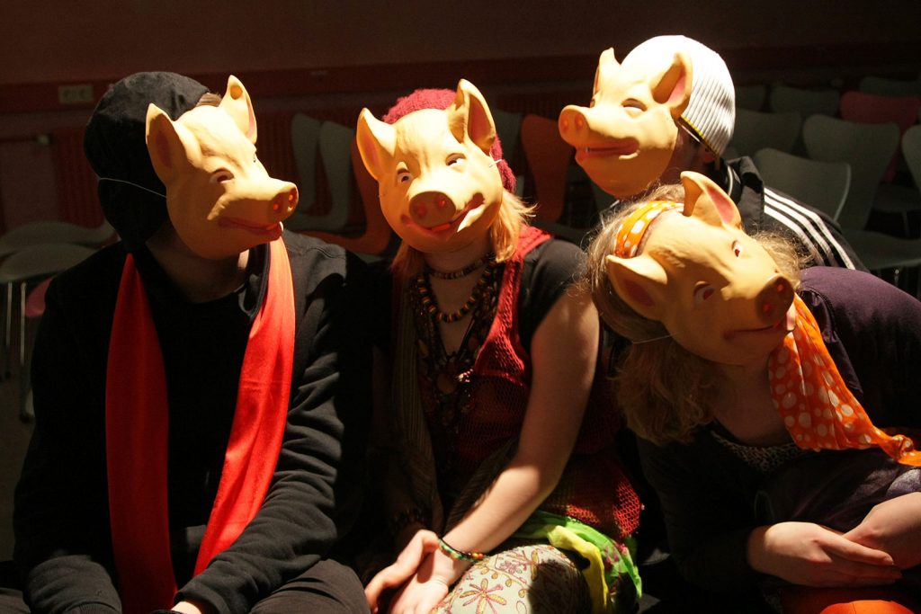 Theatertück im enovum in Lüneburg Das Jugendensemble spielt Darkness and Heaven