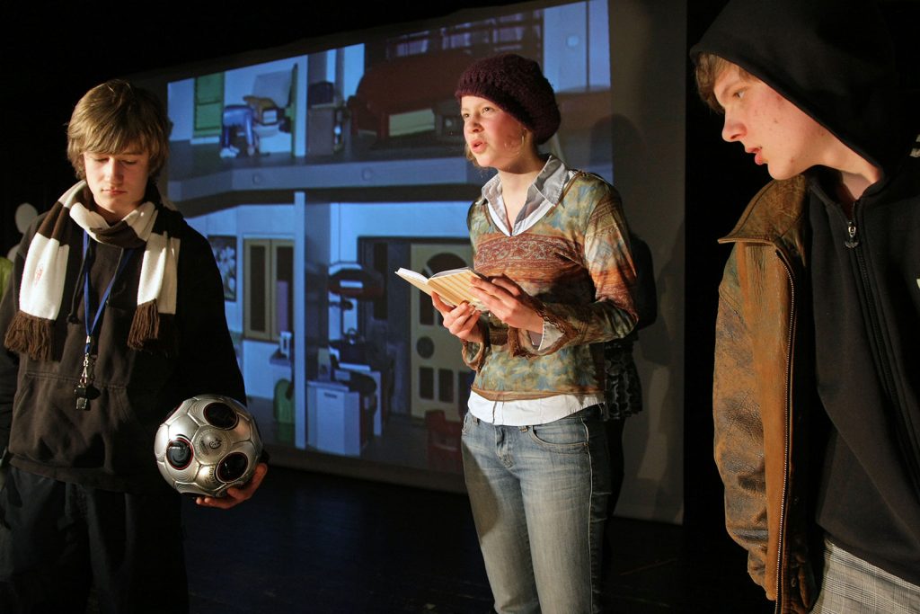 Theatertück im enovum in Lüneburg Das Jugendensemble spielt Darkness and Heaven