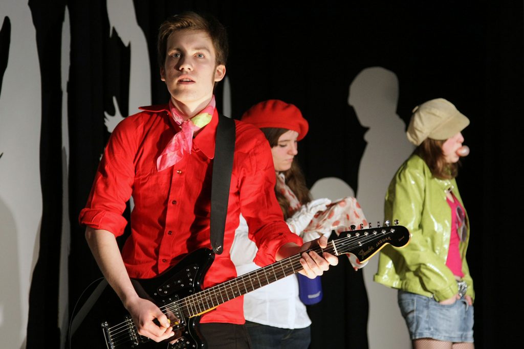 Theatertück im enovum in Lüneburg Das Jugendensemble spielt Darkness and Heaven