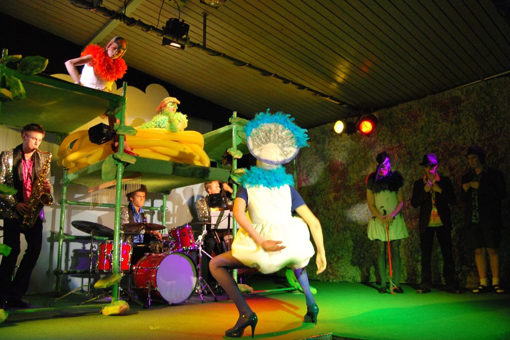 Theatertück im enovum in Lüneburg Die Vögel