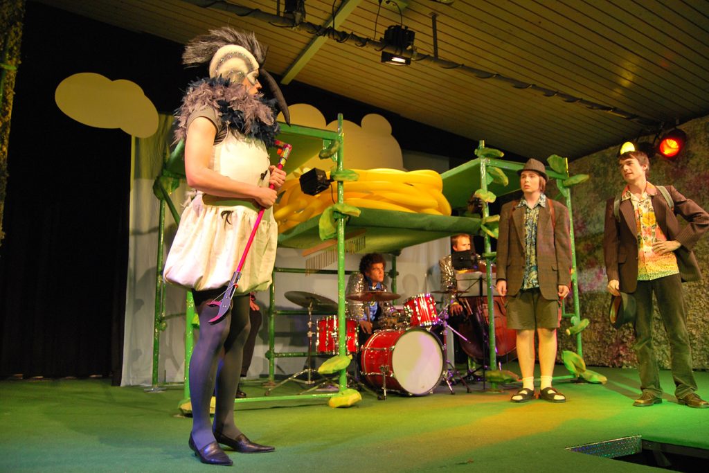 Theatertück im enovum in Lüneburg Die Vögel