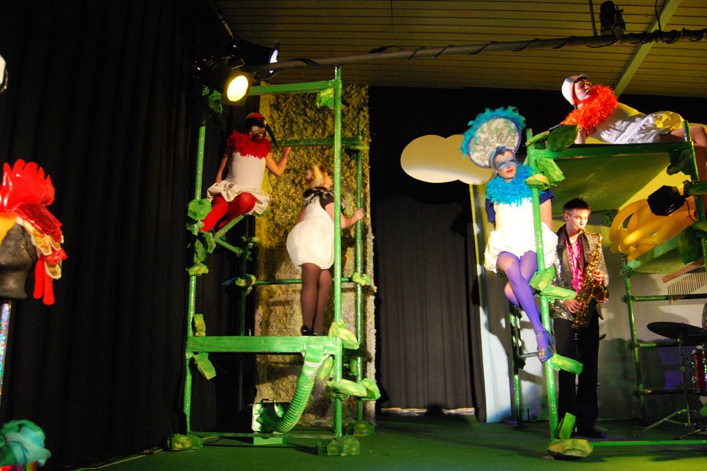 Theatertück im enovum in Lüneburg Die Vögel