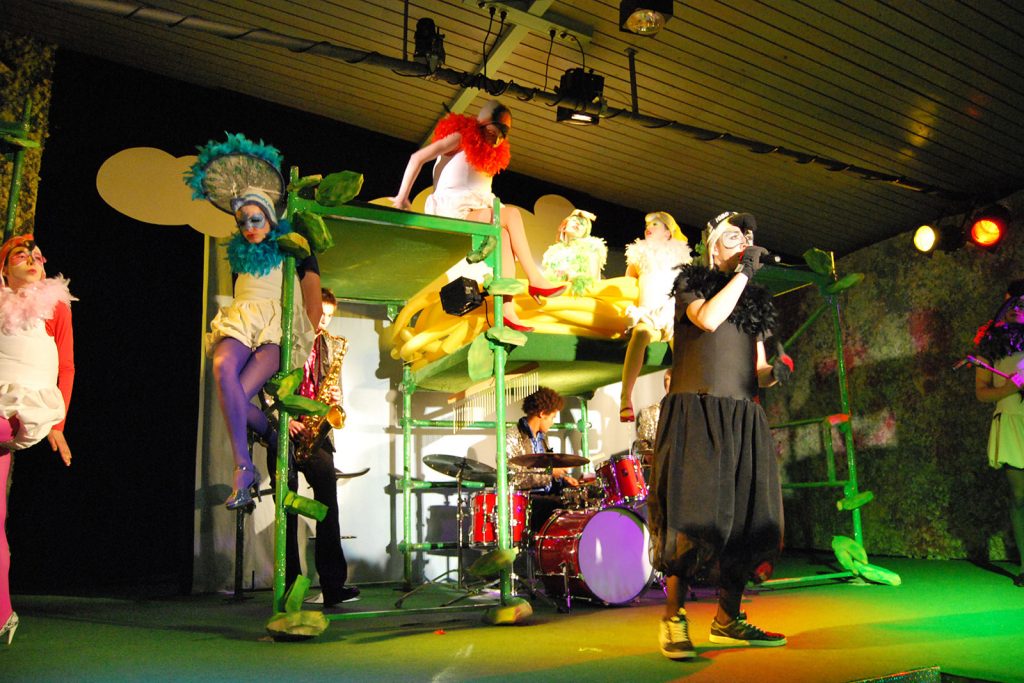 Theatertück im enovum in Lüneburg Die Vögel