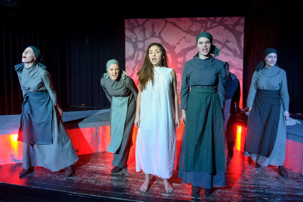 theater im enovum in Lüneburg Generalprobe Stück Hexenjagd