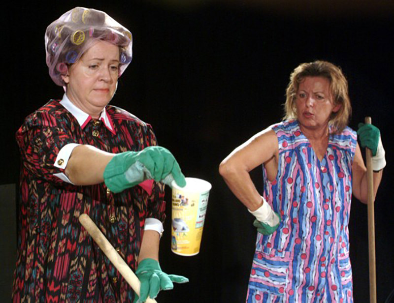 Nachbarn, Nesseln und Neurosen im theater im enovum