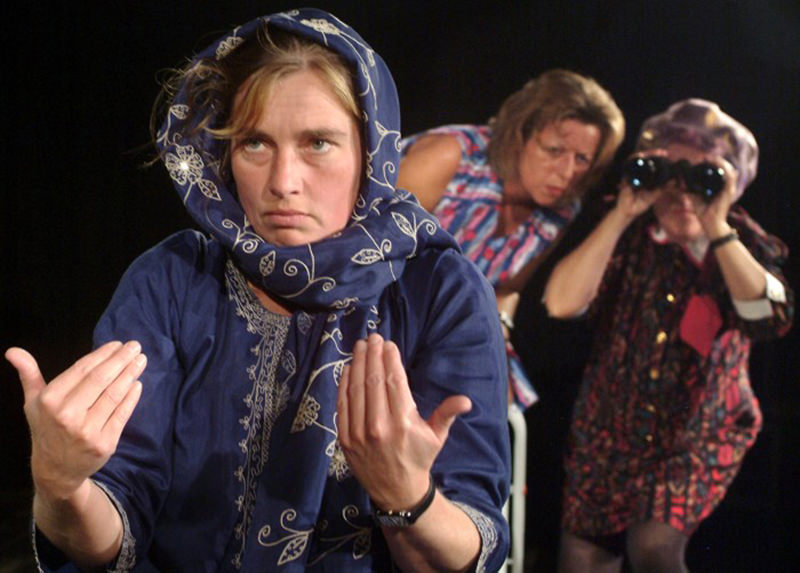 Nachbarn, Nesseln und Neurosen im theater im enovum