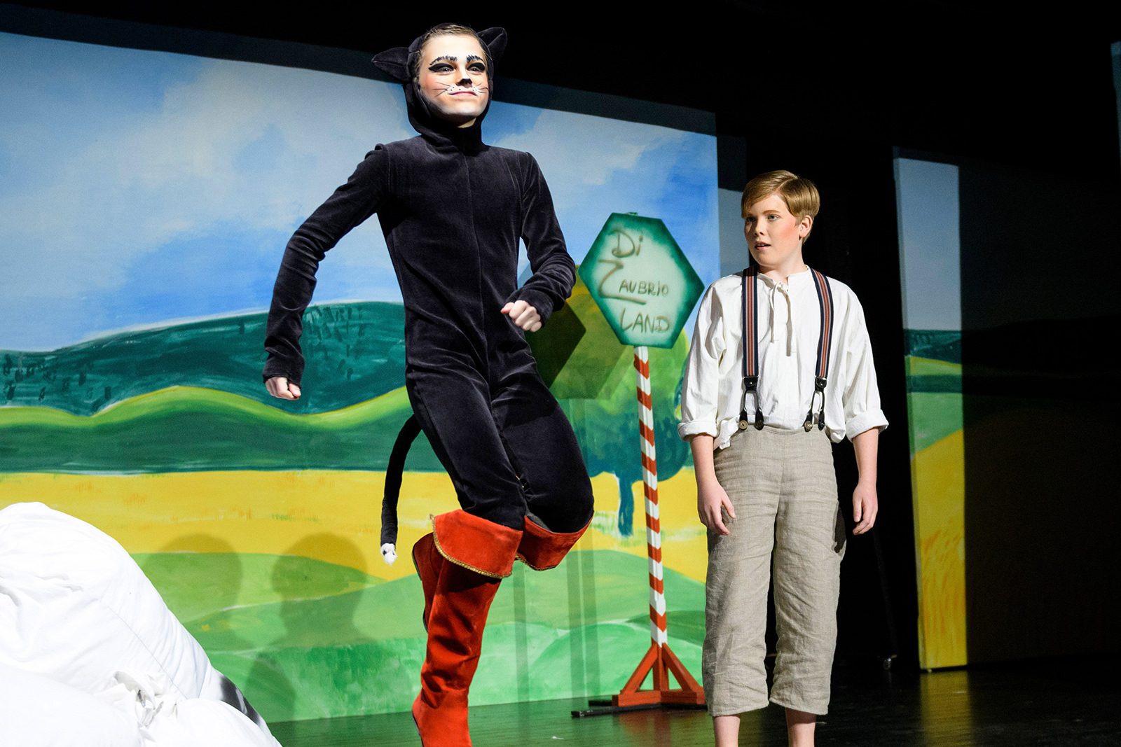 theater im enovum in Lüneburg Aufführung Der gestiefelte Kater