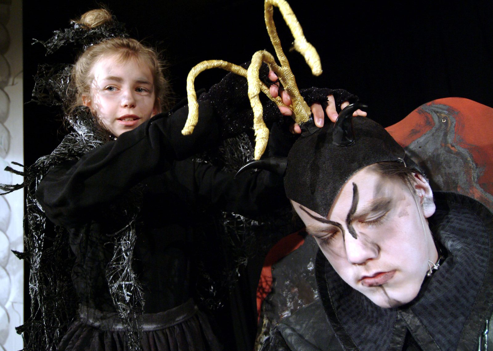 theater im enovum in Lüneburg Stück Der Teufel mit den 3 goldenen Haaren