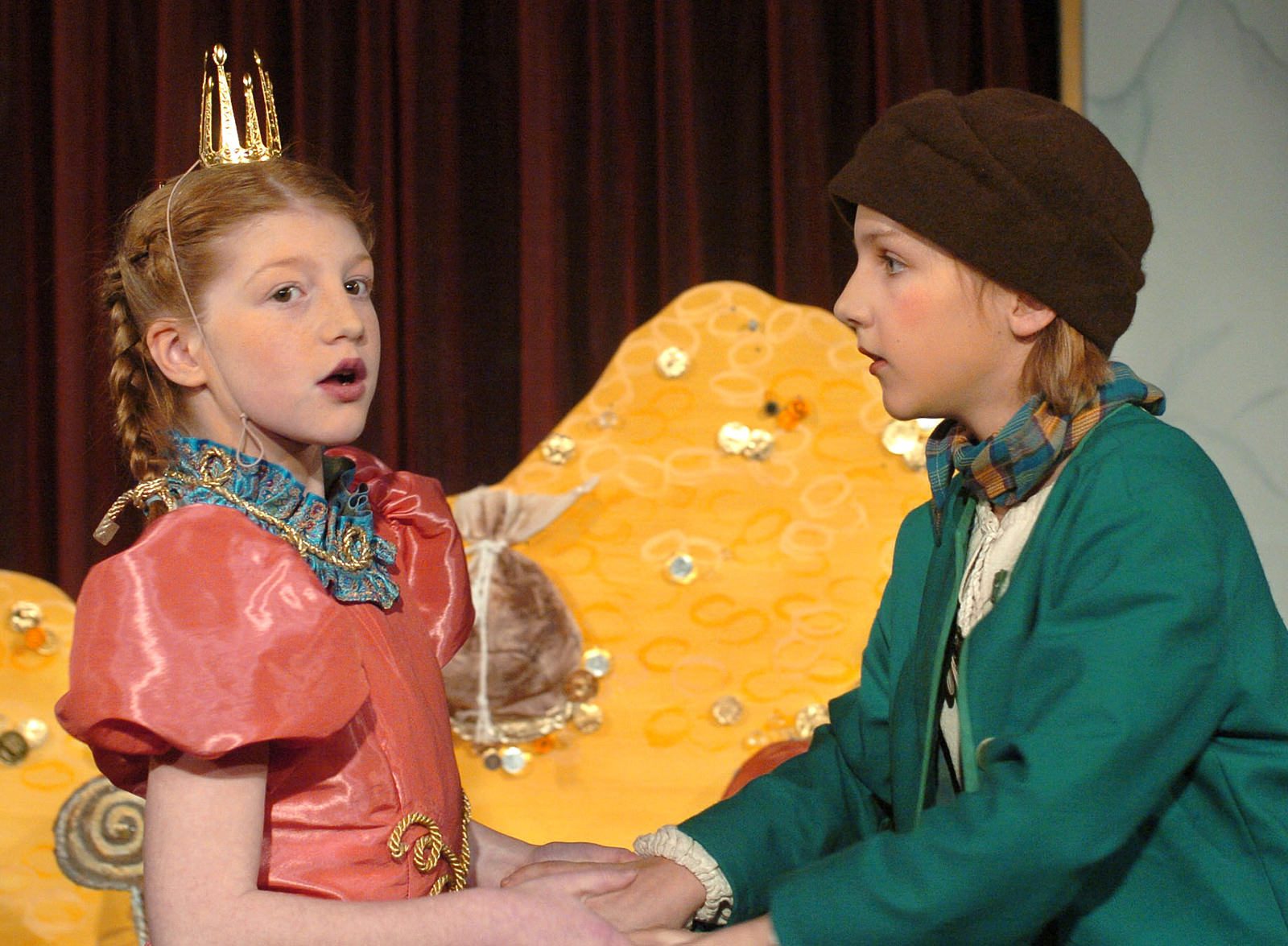 theater im enovum in Lüneburg Stück Der Teufel mit den 3 goldenen Haaren