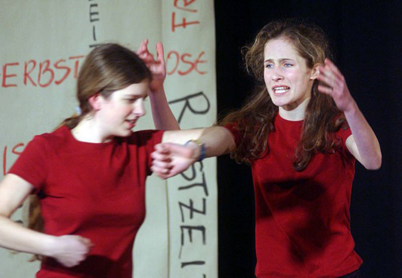 Stück Zeitenwände im theater im enovum