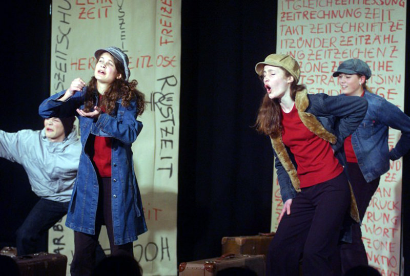 Stück Zeitenwände im theater im enovum