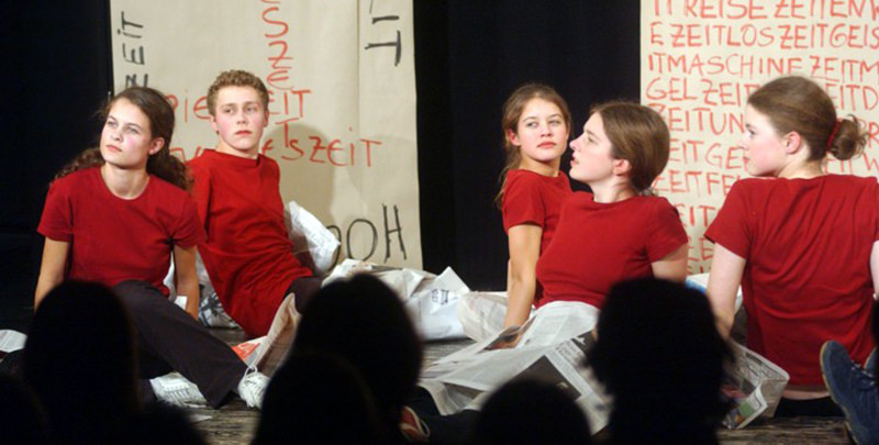 Stück Zeitenwände im theater im enovum