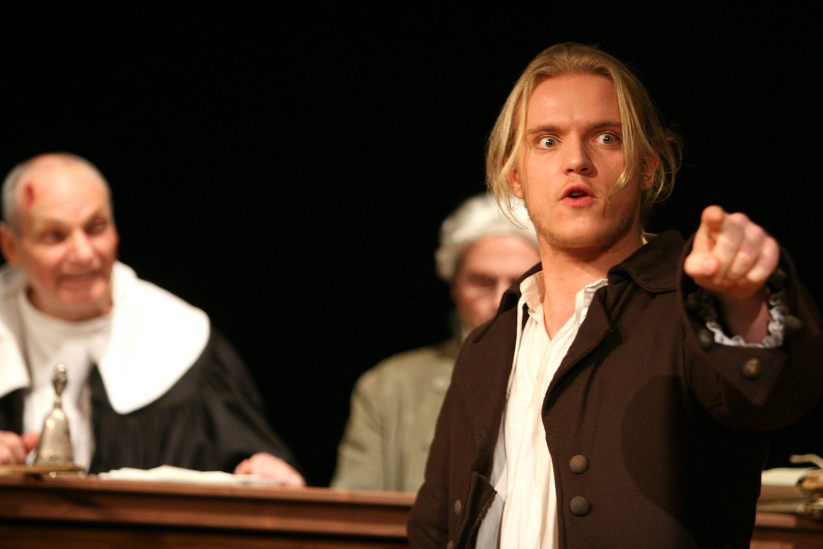 theater im enovum Stück der zebrochene Krug